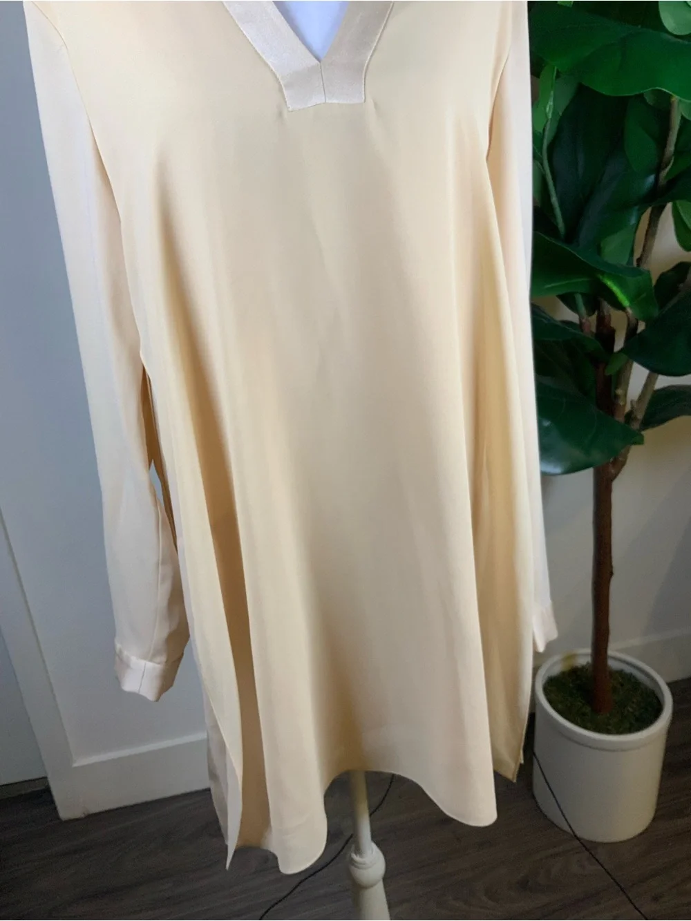 BCBGMaxAzria Cream Long-Sleeve V-Neck Tunic
